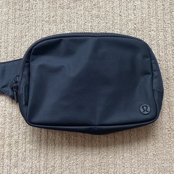 lululemon athletica Handbags - Lululemon Everywhere Belt Bag Large with Long Strap 2L, Black/Black